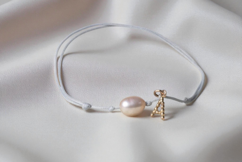 Náramek s perlou a písmenkem A