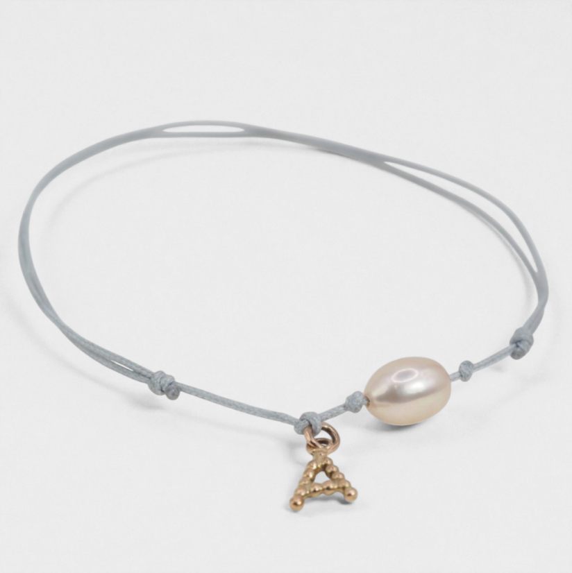 Náramek s perlou a písmenkem A
