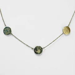 Náhrdelník s gravírovanými otisky